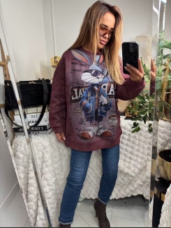 Bordowa bluza oversize z efektowną, błyszczącą aplikacją z królikiem w okularach